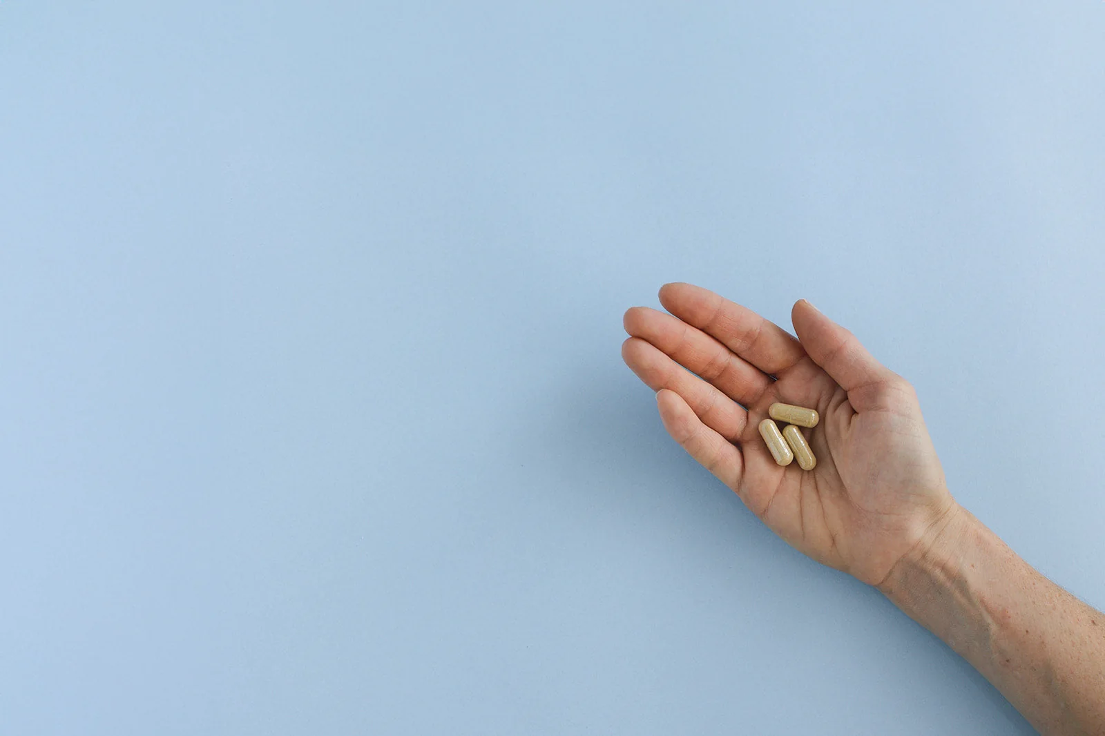 Hand holding the Daily Response multivitamin
